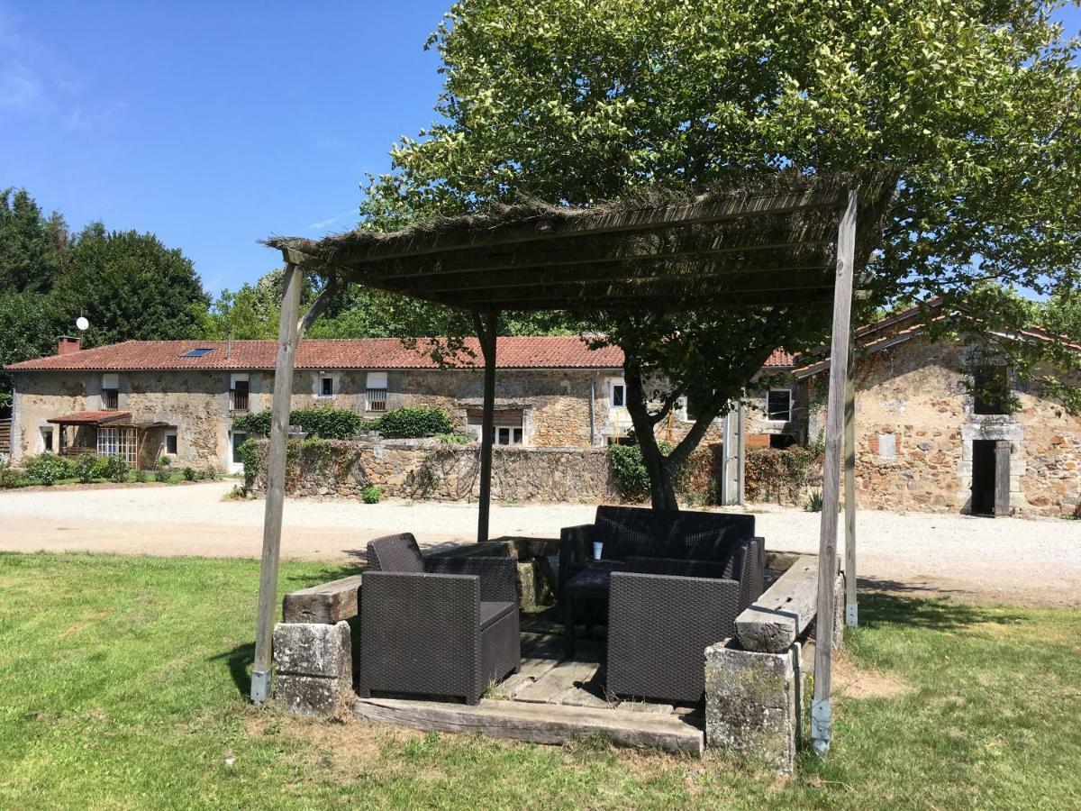 Ferme Gite Equestre En Charente Confolens Exteriör bild